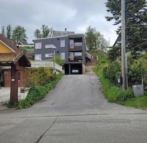 公寓 Stilren Med Egen Inngang Og Kokemuligheter.