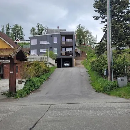 Apartment Stilren Med Egen Inngang Og Kokemuligheter.